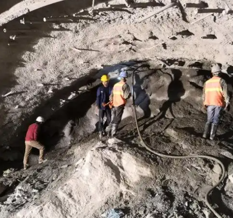 建湖拱顶带模注浆料的施工流程及注意事项